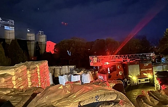 Elazığ'da yalıtım fabrikasında çıkan yangında 16 kişi dumandan etkilendi