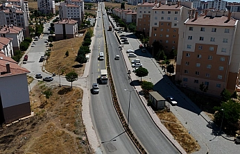 Elazığ'da yenilenen yollarda yol çizgi çalışması