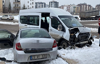 Elazığ'da yolcu minibüsüyle otomobil çarpıştı!