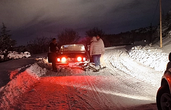 Elazığ'da yolda mahsur kalan vatandaşın yardımına Belediye ekipleri yetişti