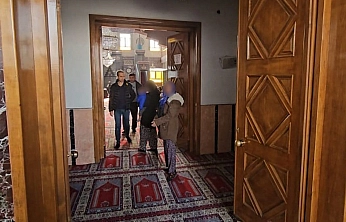 Elazığ'da zabıtayı gören kadın dilenciler cuma namazına başladı