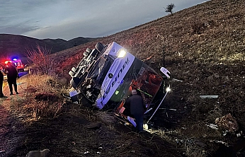 Elazığ firmasına ait yolcu otobüsü devrildi: 2 ölü, 21 yaralı