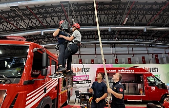 Elazığ İtfaiyesi BİLİMFEST'te ekipmanlarını tanıttı