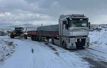 Elazığ Maden'de kar mağduru araçlar kurtarıldı