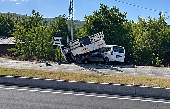 Elazığ-Malatya karayolunda pikap ile hafif ticari araç çarpıştı: 2 yaralı
