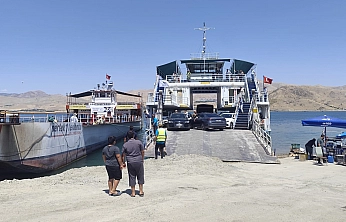 Elazığ-Pertek feribotunda korku dolu anlar: Feribot rüzgara kapıldı