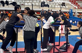 Elazığlı sporculardan bilek güreşi grup yarışmalarında 3 madalya