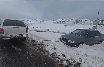 Göreve giden valilik koruma ekibi, yolda kalan vatandaşı kurtardı