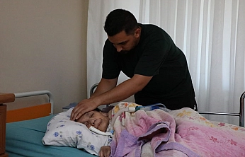 Hayırlı Evlat! 3 Yıldır Yatağa Bağımlı Annesine Adadı Kendini