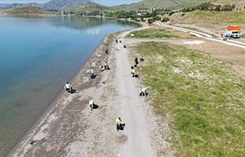 Hazar Gölü'nde dev temizlik 12 ton atık toplandı