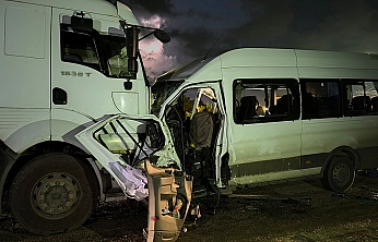 İşçi servisi tırla çarpıştı: 1 ölü, 15 yaralı