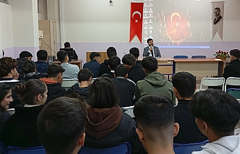 Karakoçan'da öğrencilere 'Peygamberimiz ve Şahsiyet İnşası' konferansı