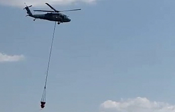 Karakoçan'da ormanlık alana sıçrayan yangına havadan müdahale