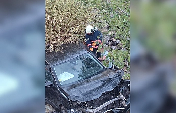 Karakoçan'da otomobil şarampole yuvarlandı: 1 yaralı