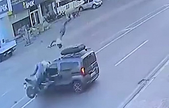 Kaza yaptı 3 takla attı hiçbir şey olmamış gibi ayağa kalktı