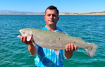 Keban Baraj Gölü'nde 5,5 kiloluk alabalık heyecanı