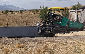 Kovancılar Adalı Köyü'nde sıcak asfalt çalışmaları başladı