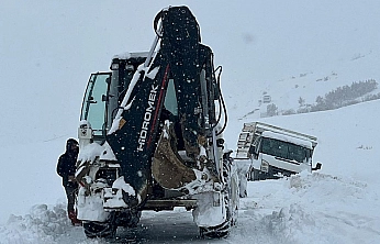Kovancılar'da şarampole düşen pikap kurtarıldı