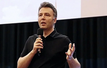 Kral kaybetti, Mehmet Akif Ersoy düştü…