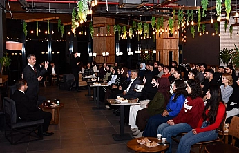 Milletvekili Keleş gençlerle kariyer buluşmasında: tecrübesini üniversitelilerle paylaştı