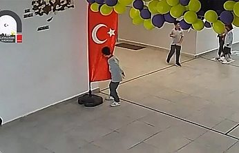 Minik yürek, büyük sevgi: bayrağı öpüp alnına koydu