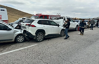 Palu Belediye Başkanı'nın konvoyunda zincirleme kaza