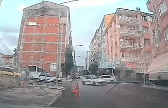 Pertek Caddesi'nde kaza kamerada: 2 araç çarpıştı