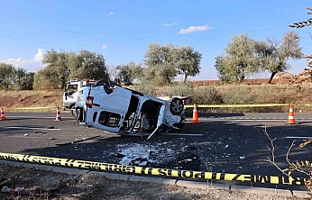 Refüje çarpan araç takla attı: 1 ölü, 2 yaralı