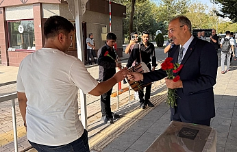 Rektör Prof. Dr. Göktaş öğrencileri çiçeklerle karşıladı