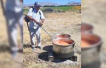 Salçayı ot biçme makinesi ile karıştırdı