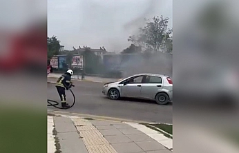 Seyir halindeki otomobil alev aldı: itfaiye yetişti