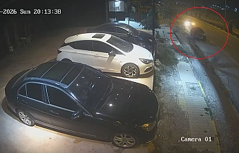 Seyir halindeki otomobil, park halindeki araca ok gibi saplandı