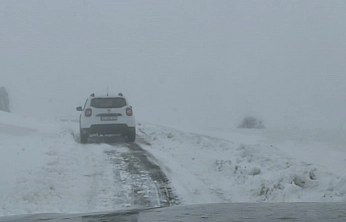 Sivrice'de kar nedeniyle mahsur kalan araç kurtarıldı