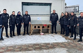 Sivrice polisinden üşüyen minik dostlarına kedi evi
