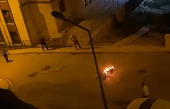 Sokak ortasında motosikletini ateşe verdi