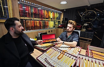 Tespih tutkusu sınır tanımadı: 1 milyon 600 bin liralık osmanlı kehribarı aldı