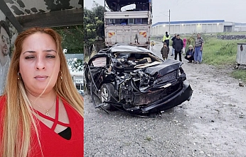 Trenin çarpmasıyla metrelerce sürüklenen otomobildeki anne öldü, oğlu yaralandı
