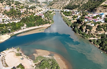 Tunceli'de iki nehir, yağış sonrası iki farklı renge büründü