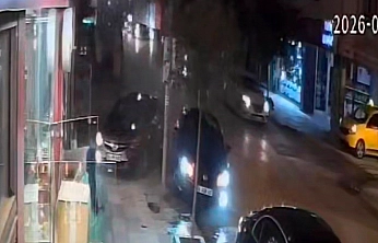 Vali Fahri Bey Caddesi'nde Kaza: Araçlar Direğe Çarptı