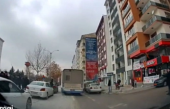 Valilik Karşısında 3 Araç Birbirine Girdi