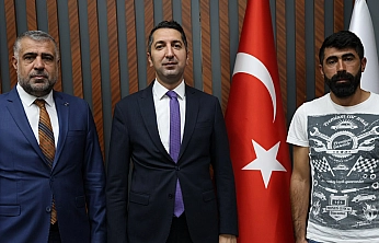 Zirvelerin sporcusu Tarık Tarkan Aksakal, Lenin Dağı tırmanışı öncesi Eren'e ziyaret