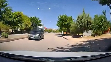 Elazığ'da ters yönden giden araç, trafiği tehlikeye attı