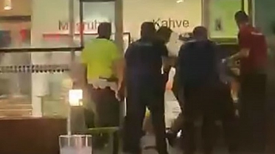4 polis bıçaklandı