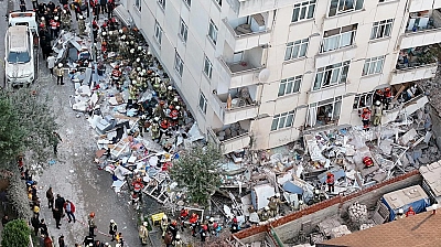 7 katlı binanın ilk 3 katı çöktü, 6 kişi enkaz altında