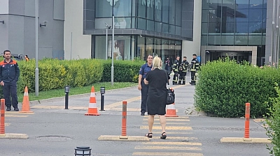 AVM'de bomba alarmı! Girişler kapatıldı
