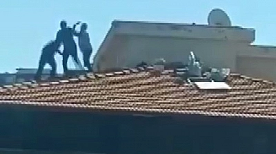 Bina çatısında yürekleri ağza getiren kavga