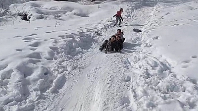Çocuklar karın keyfini tepsi ve bidonlarla çıkardı
