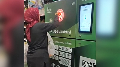 Çöp poşetleriyle geldi, kuyruk isyan etti