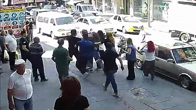 Dikiz aynasıyla dehşet saçtı: Kadın sürücü kanlar içinde kaldı