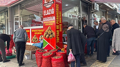 Elazığ'da ceviz bolluğu: Fiyatı duyan vatandaşlar kuyruk oluşturdu